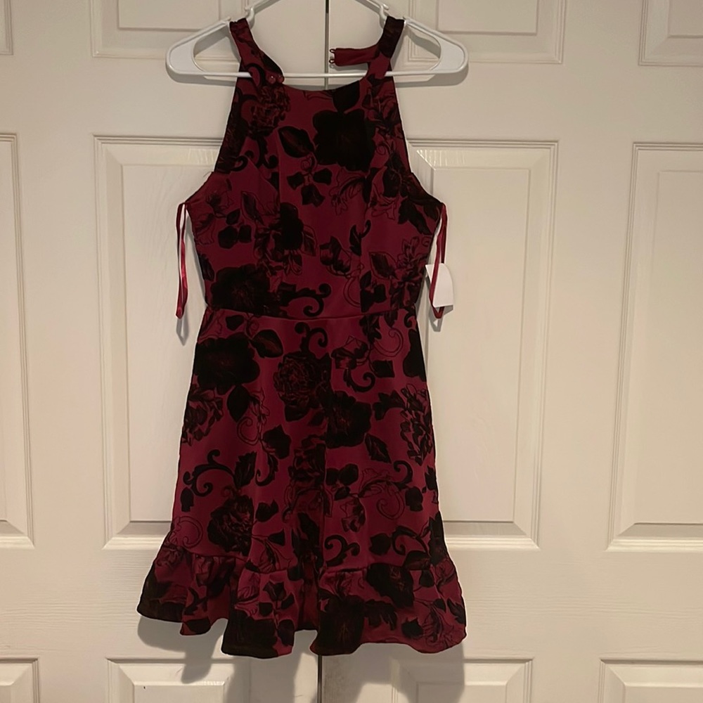 Short dress with velvet black flowers